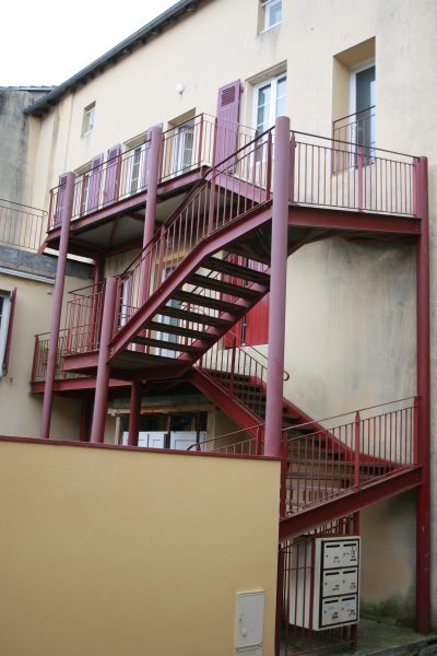 Escalier en fer à l’extérieur - rouge